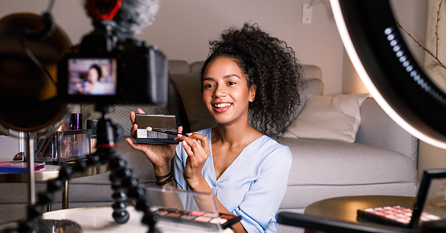 Criadora de conteúdo utilizando equipamentos híbridos em produção de vídeo com qualidade profissional para redes sociais.