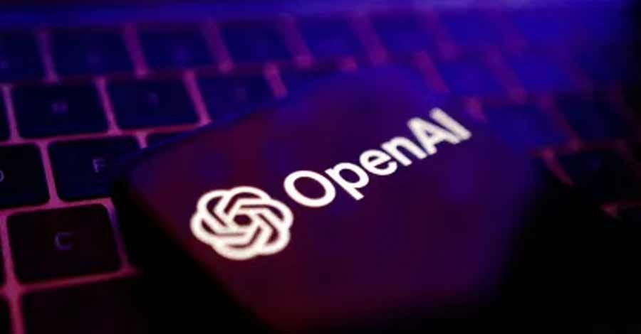Logotipo da OpenAI iluminado em roxo sobre um dispositivo apoiado em um teclado.