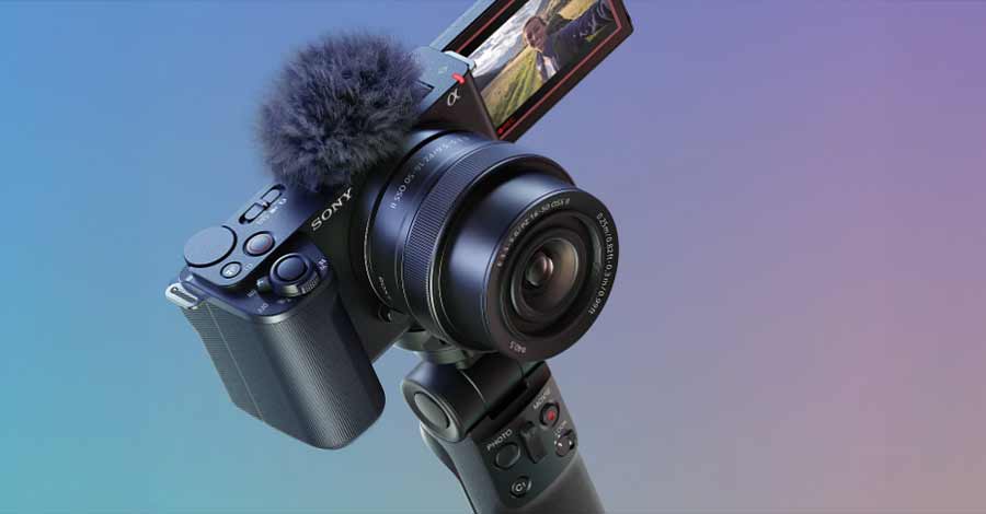 Câmera Sony com microfone externo e tela articulada montada em um estabilizador, voltada para criação de vídeos