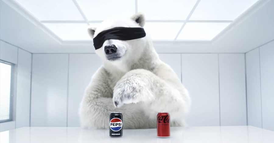 Urso polar com venda nos olhos participa de um teste comparativo entre duas latas de refrigerante em um ambiente branco e minimalista