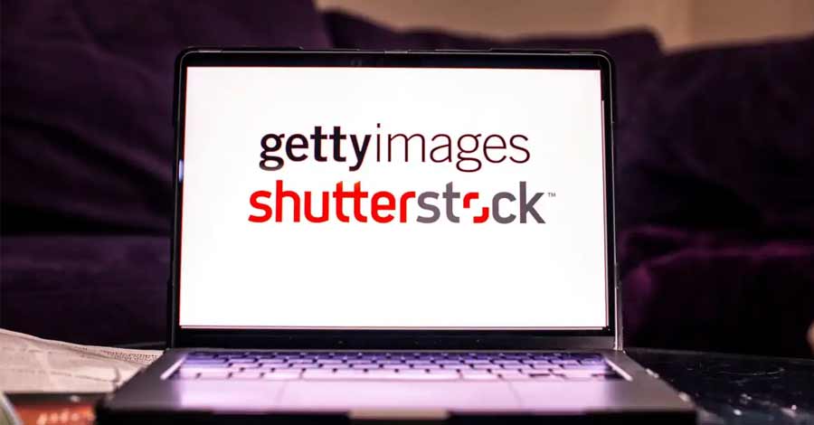 Notebook aberto exibindo os logotipos da Getty Images e Shutterstock na tela