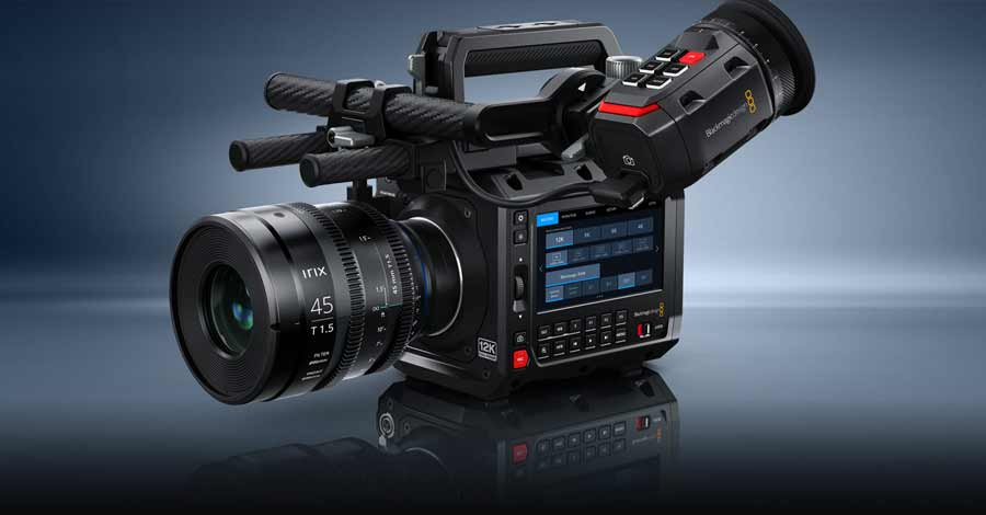 Câmera de cinema profissional com lente grande angular e monitor integrado, exibida em fundo neutro.